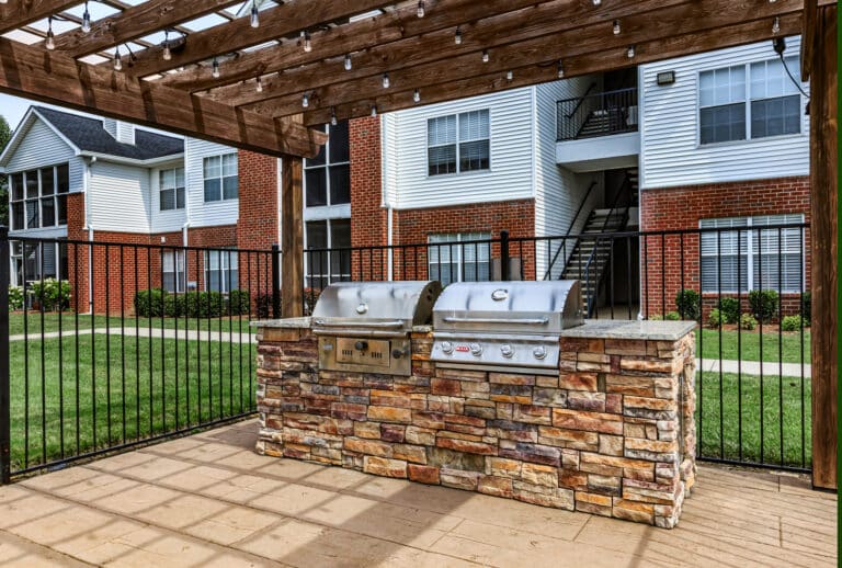 The Reserve at Harper's Point apartments grilling area.